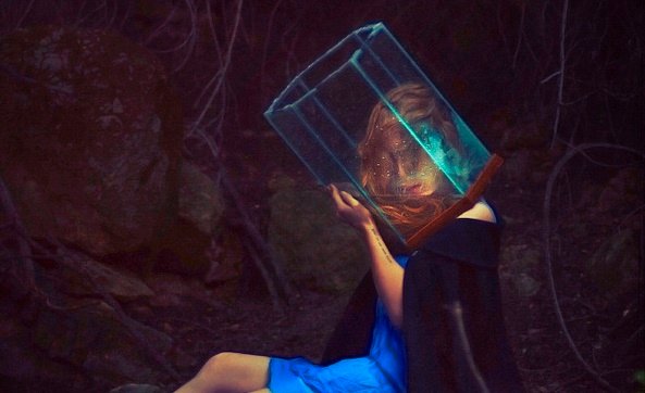 Ragazza con la testa in un vaso