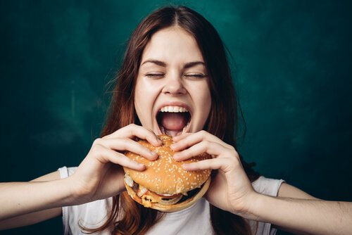 Ragazza che mangia un hamburger