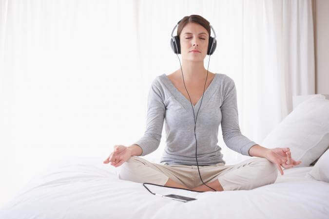 Ragazza medita ascoltando musica