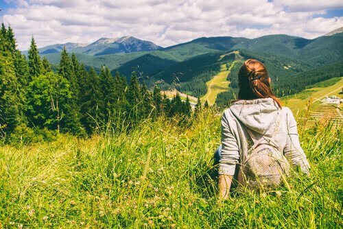 Ragazza in mezzo alla natura