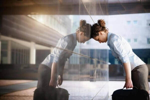 Ragazza stressata dal lavoro