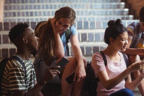 Ragazzi che parlano e rappresentano l'interscambio sociale