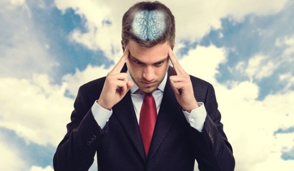 Ragazzo concentrato con cervello a vista