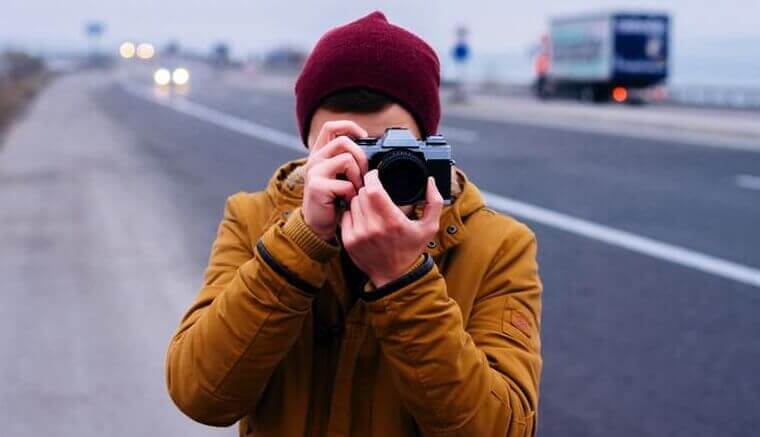 Ragazzo che fotografa
