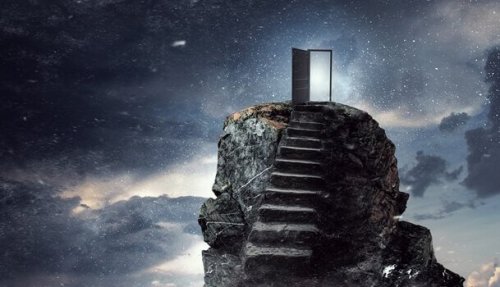 Una scala con una porta verso l'universo