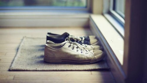 Scarpe davanti alla porta che rappresentano i modi per semplificarsi la vita