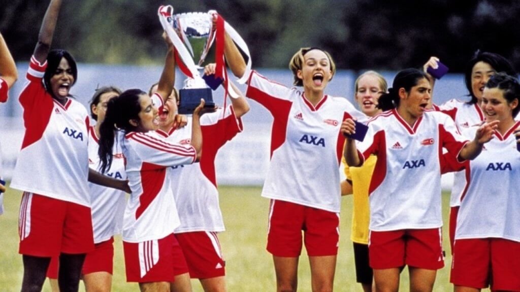 Squadra di calcio femminile con trofeo