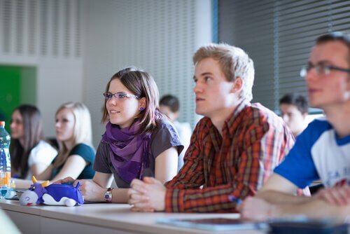 Studenti in classe durante il processo di apprendimento