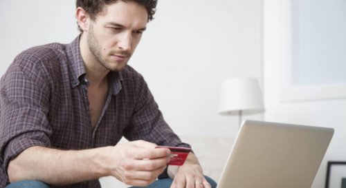 Uomo che fa acquisti online