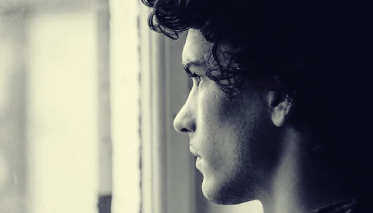 Uomo che guarda dalla finestra