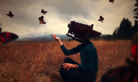 Uomo con macchina fotografica in testa