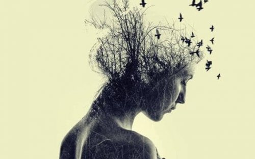 Donna con rami in testa