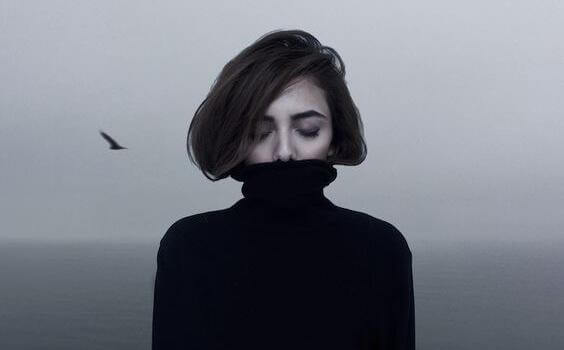 Ragazza maglione nero e uccello introversione con ansia ad alto funzionamento