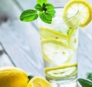 Acqua E Limone La Sera.Acqua Tiepida E Limone Al Mattino Benefici Fisici E Cerebrali La Mente E Meravigliosa