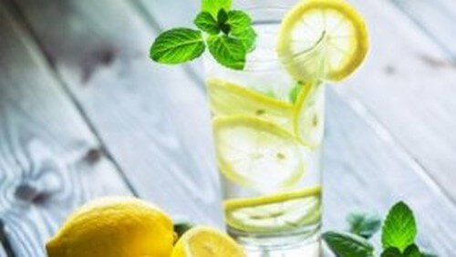 Acqua tiepida e limone al mattino: benefici fisici e cerebrali