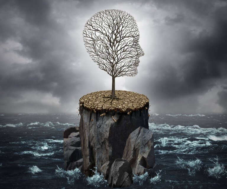 Albero spoglio a forma di testa in mezzo al mare