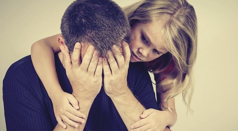 Bambina che supporta padre