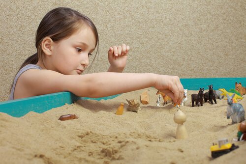 Bambina gioco della sabbia