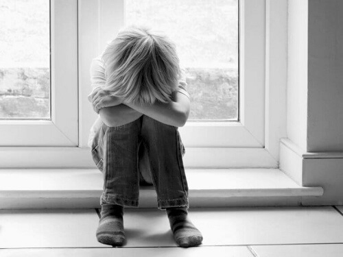 Bambino che piange vittima del narcisismo inconsapevole dei genitori