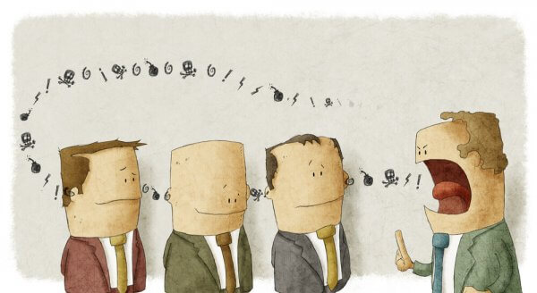 Capo sgrida i suoi impiegati