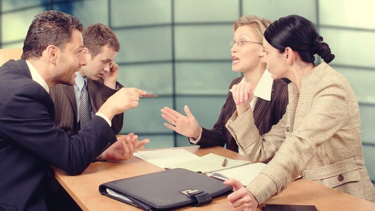 Colleghi di lavoro che discutono