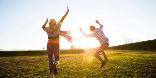 Coppia che corre e salta