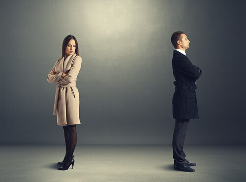 Uomo e donna di spalle