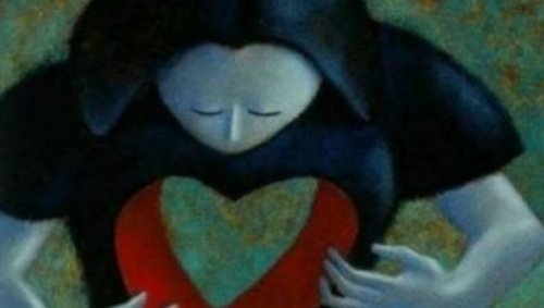 Donna con un buco a forma di cuore nel petto