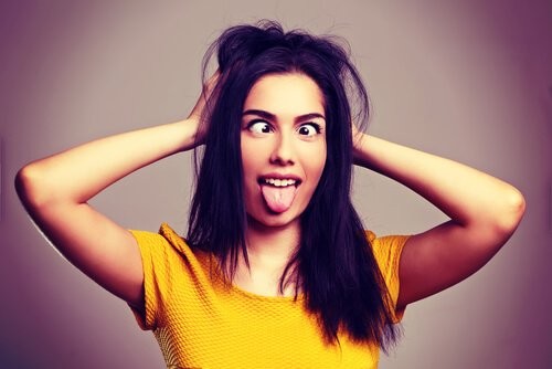 Fare pratica di autoironia davanti allo specchio.