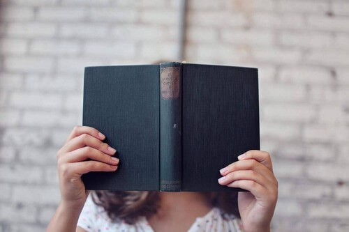 Donna che legge un libro