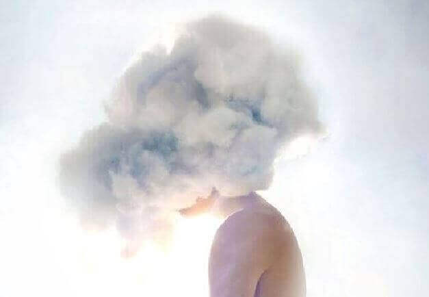 Donna con testa tra le nuvole