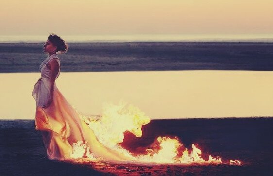 Donna con vestito in fiamme