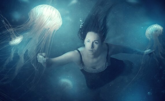 Donna nuota tra le meduse