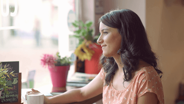 Donna felice che fa colazione