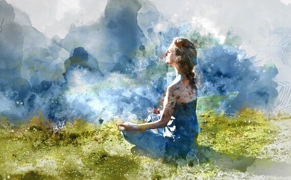 Donna medita in mezzo alla natura interocezione