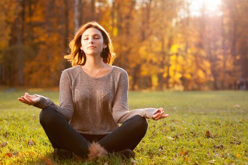 Donna che medita educare il corpo