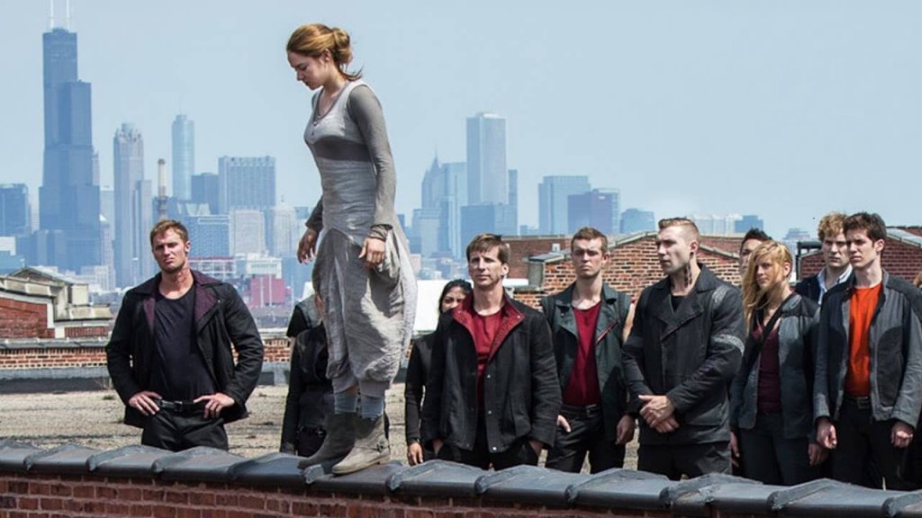 Donna salta dal tetto davanti a un gruppo di persone