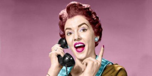 Donna al telefono che rappresenta una madre ingombrante