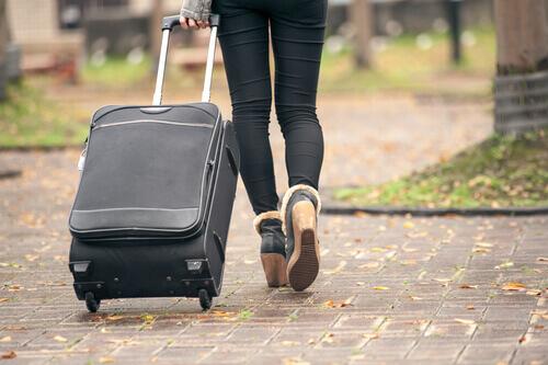 Donna con la valigia