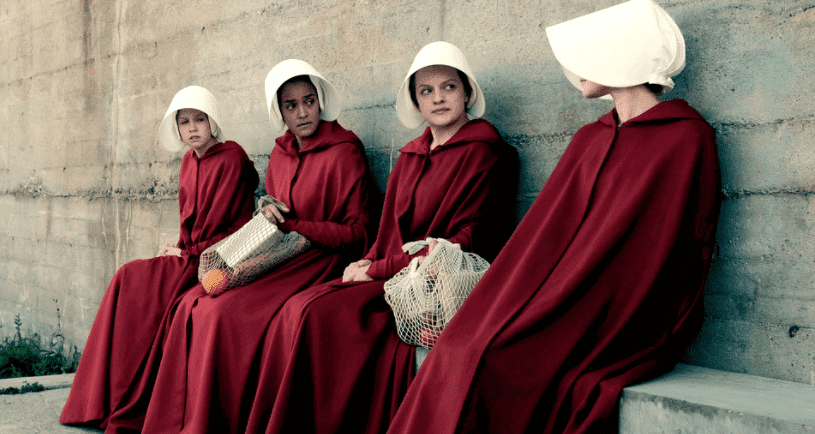 Donne sedute allineate che si guardano