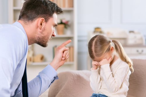 Educare un figlio: padre sgrida la figlia