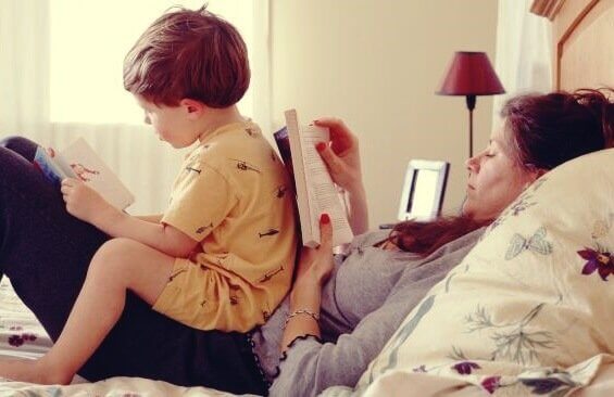 Madre con figlio sul letto a leggere