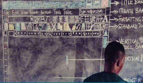 Professore in Ghana che insegna informatica