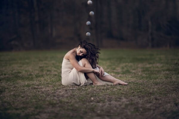 Ragazza con sfere sospese sopra la testa