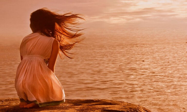 Ragazza di fronte a oceano