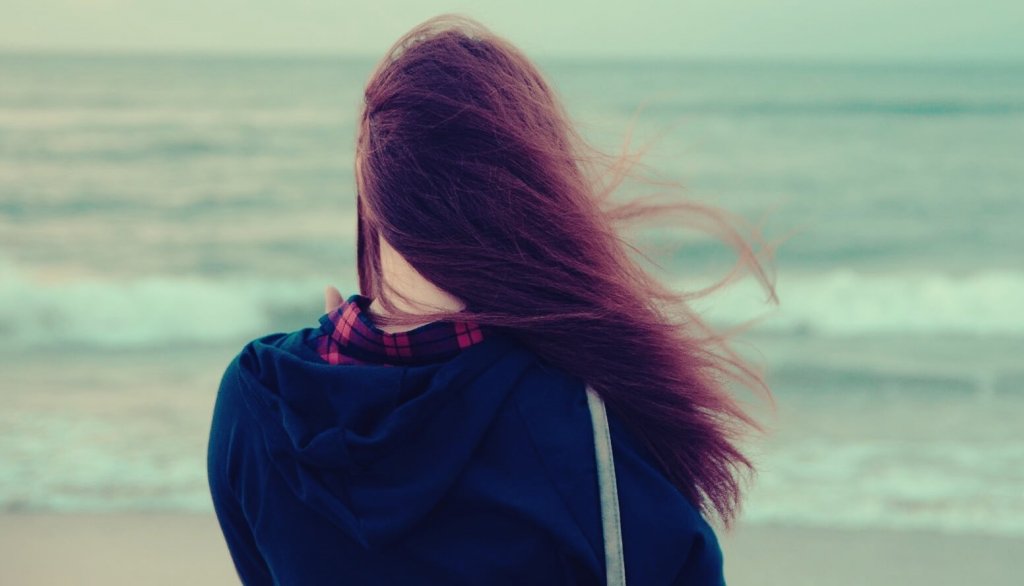 Ragazza triste di spalle fasi del lutto della Kübler Ross