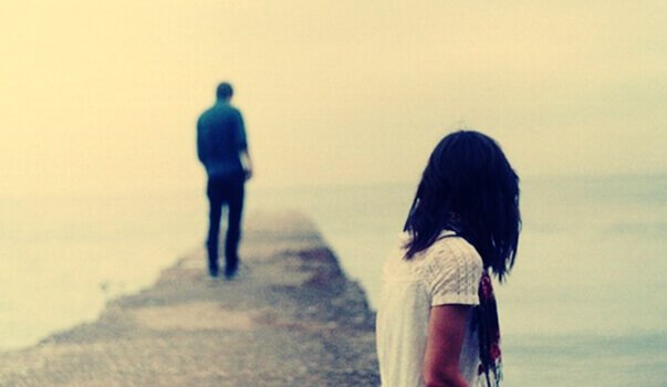 Ragazzo che si allontana dalla fidanzata