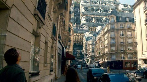 Scena di un sogno ambientato in una città durante il film Inception