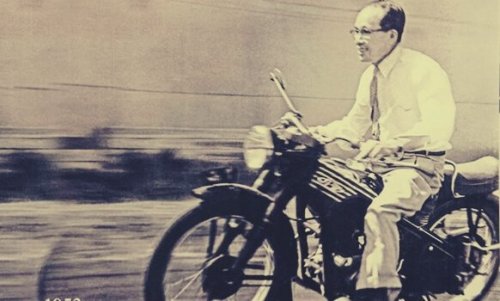 Soichiro Honda con una motp