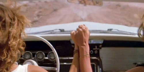 Thelma e Louise si tengono per mano